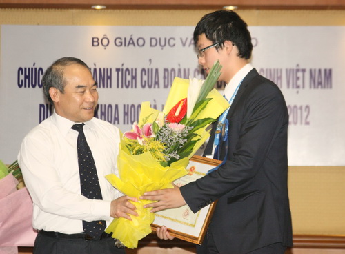 Tấm Bằng khen được trao tặng ngay trong đêm